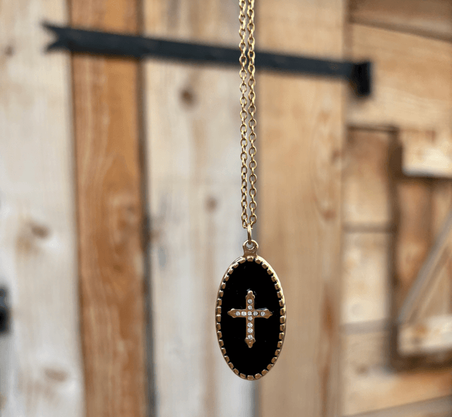 Sautoir médaille croix émail noir 