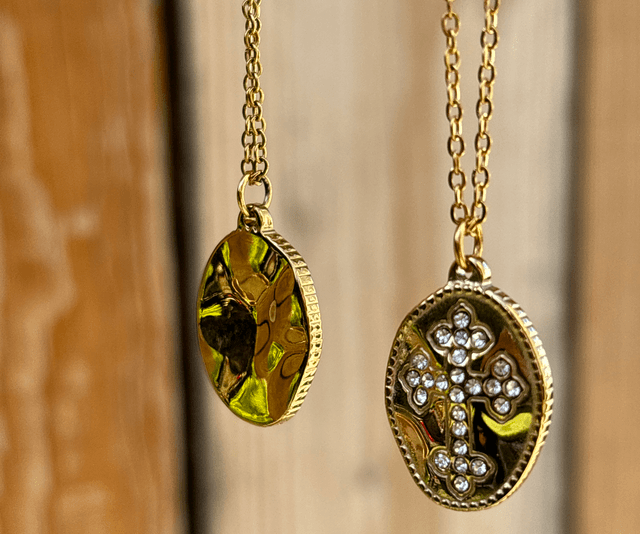 Sautoir médaille croix strass blancs