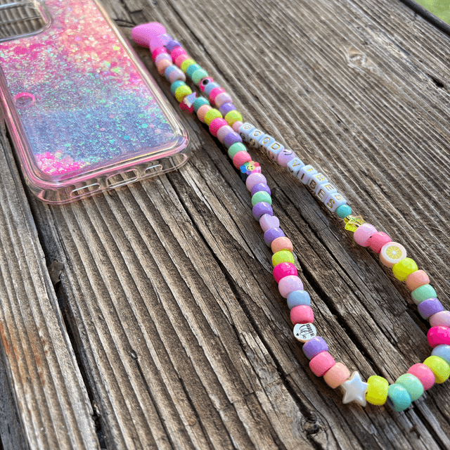 Grigri de téléphone Bonbon d’Amour 🩷 pastel multico GOOD VIBES - Taille M