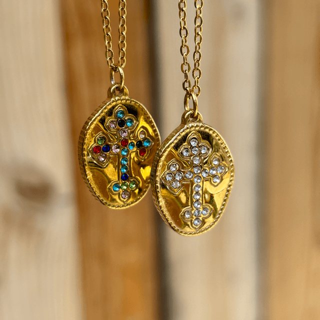 Sautoir médaille croix strass multicolores 