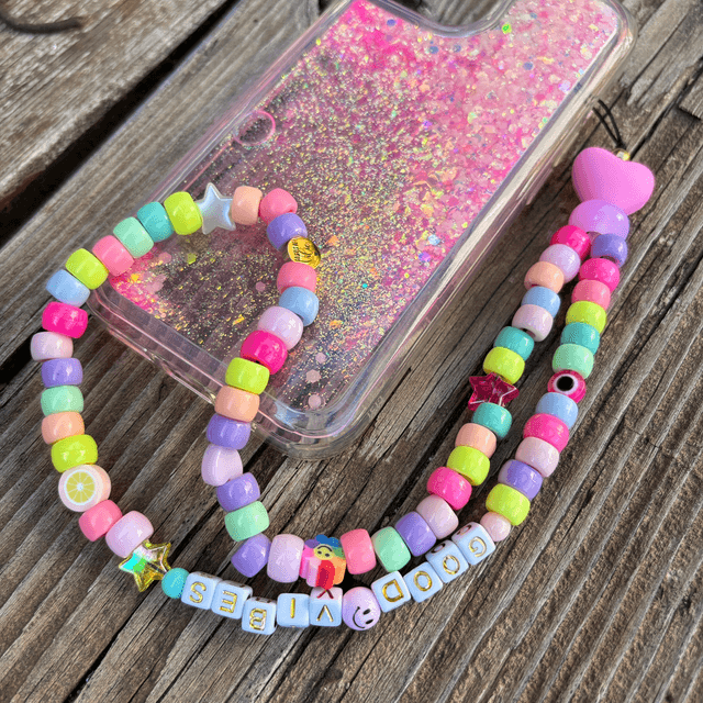 Grigri de téléphone Bonbon d’Amour 🩷 pastel multico GOOD VIBES - Taille M