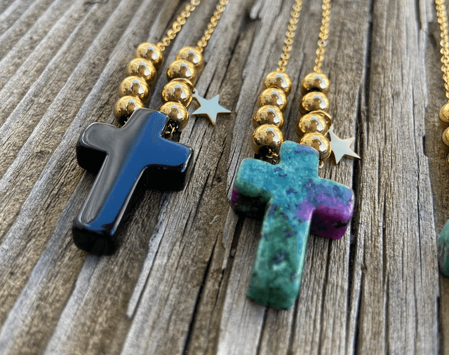 Sautoir Cross en pierre naturelle Epidote