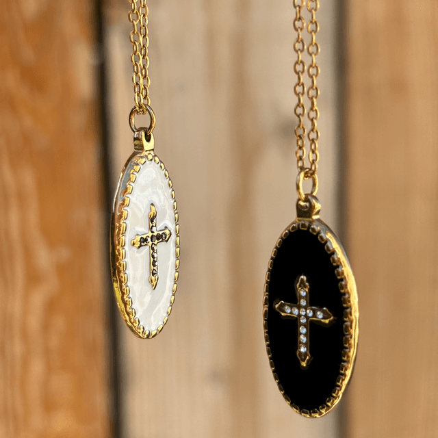 Sautoir médaille croix émail blanc 