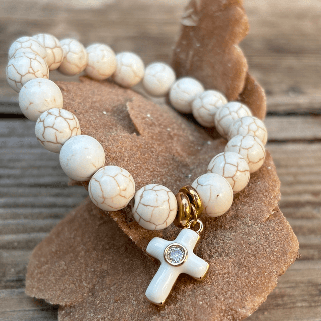 Bracelet en Howlite pendentif croix blanche 