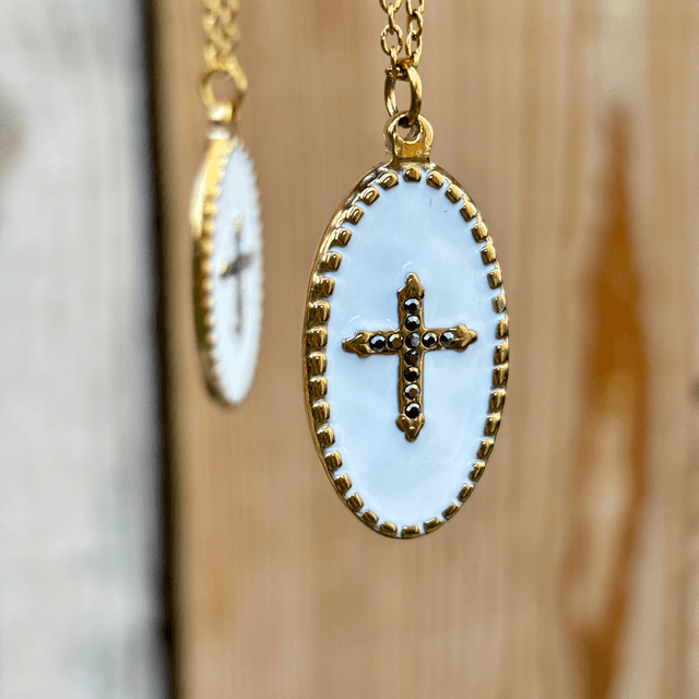 Sautoir médaille croix émail blanc 